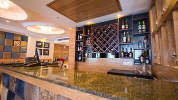 2 bars/lounges