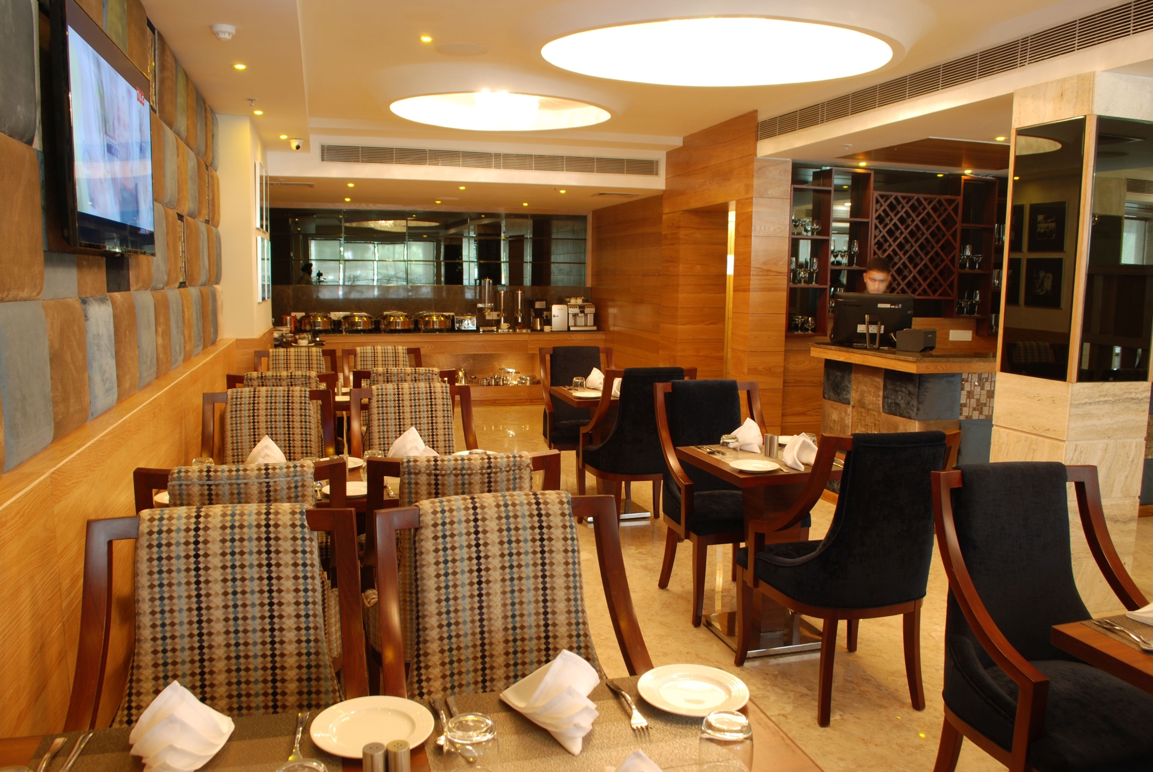 2 restaurants, breakfast, lunch, dinner served; international cuisine