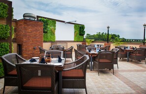 2 restaurants, breakfast, lunch, dinner served; international cuisine - Glades Hotel (Mohali)