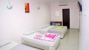 A room with two beds, a desk, and a chair. - Taipann Hotel (Klang)
