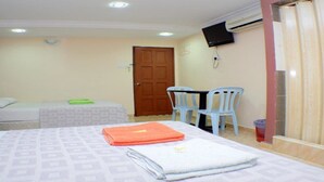 A hotel room with two beds, a desk, a chair, and a television. - Taipann Hotel (Klang)