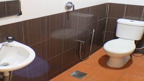 A bathroom with a toilet, bidet, and sink. - Taipann Hotel (Klang)