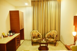 Superior Double Room, City View | In-room dining - Mint Hotel Premia (Dera Bassi)