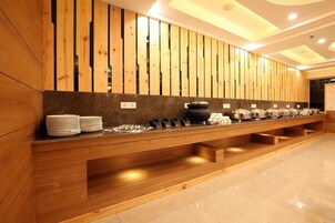 Daily cooked-to-order breakfast (INR 250 per person)