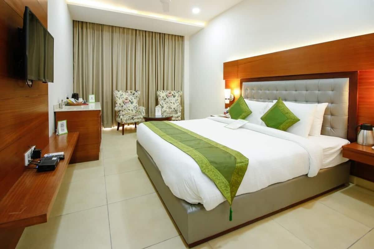 Kamar Double Premium, pemandangan kota | Seprai premium, minibar, brankas, dan meja kerja