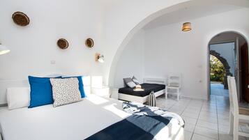 Deluxe Double or Twin Room, 1 Bedroom | Soundproofing, iron/ironing board, free cribs/infant beds, free WiFi