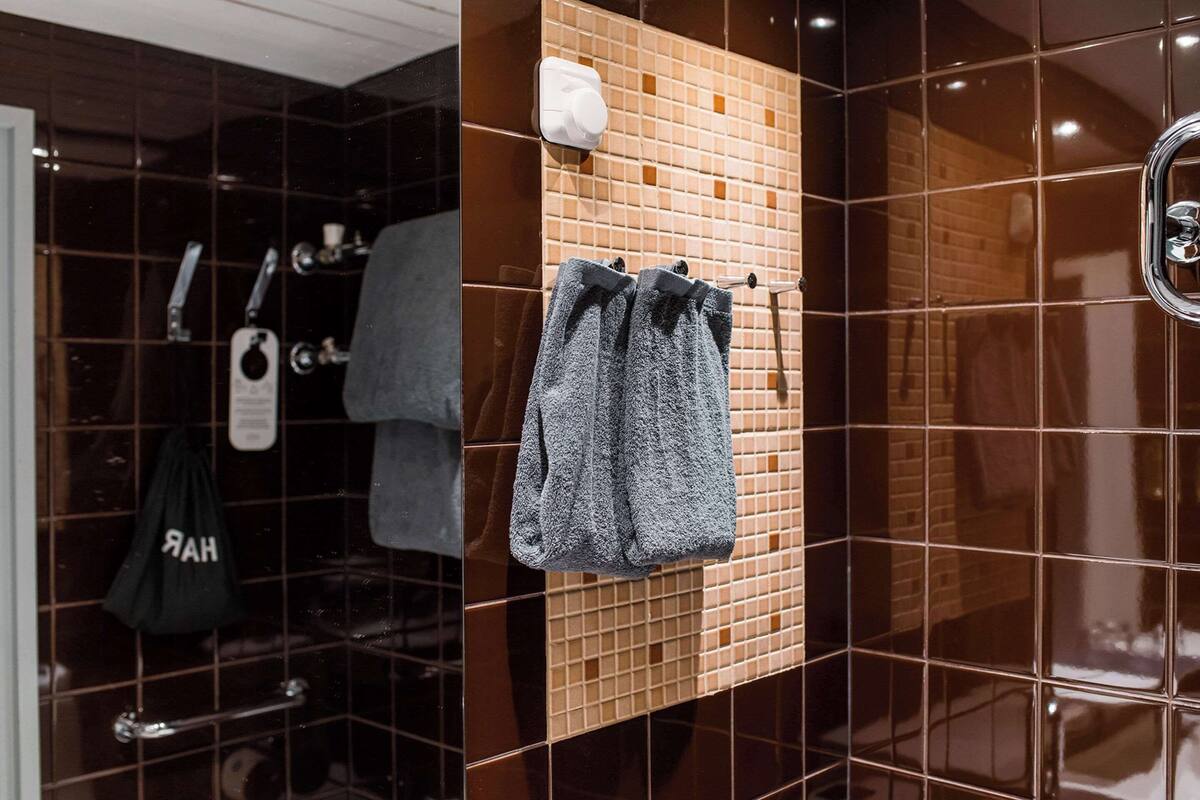 standard twin room, inside view, non smoking | bathroom | free toiletries, hair dryer, towels, soap