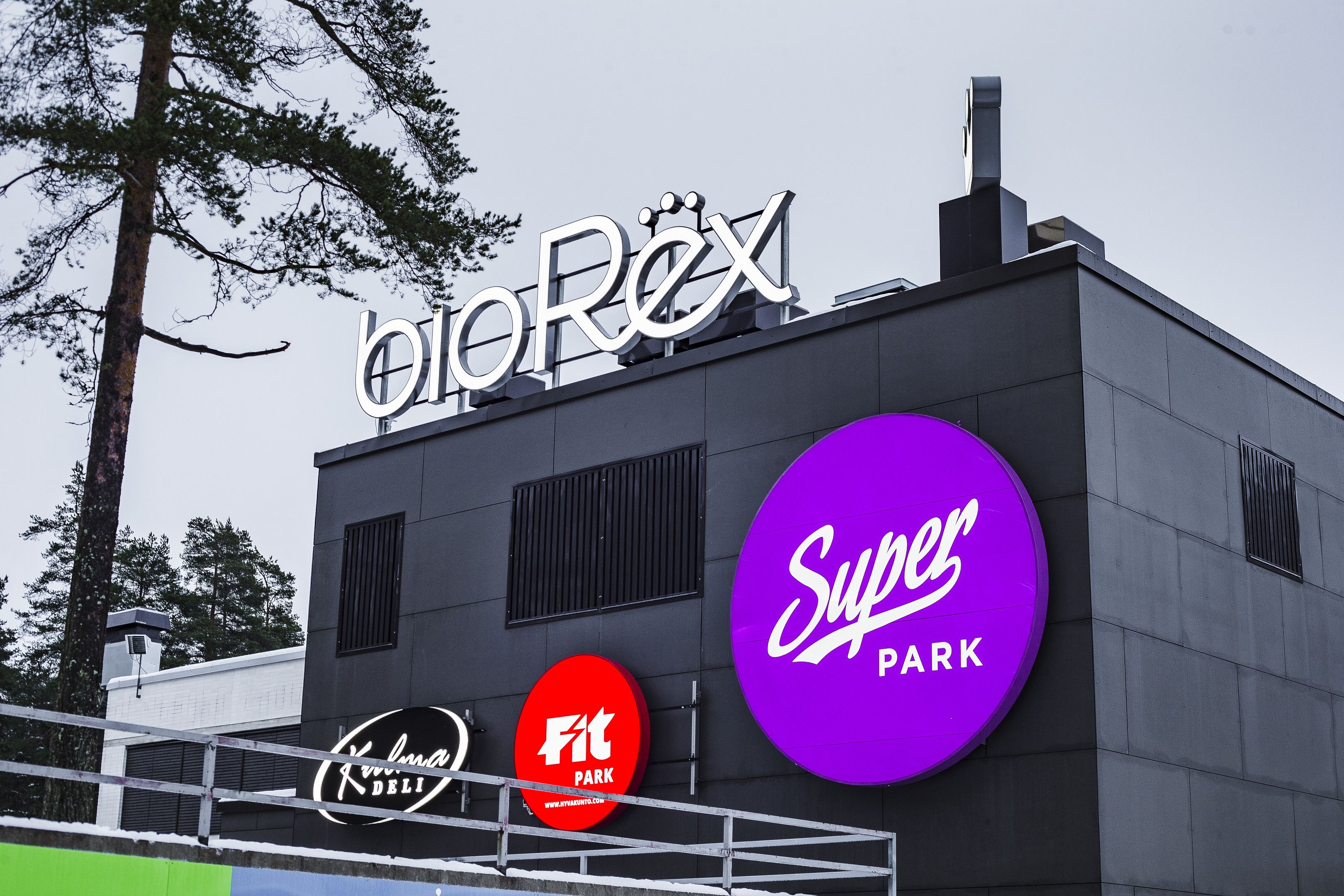 A building with a sign that reads "BioRex" and another sign for "Super Park."