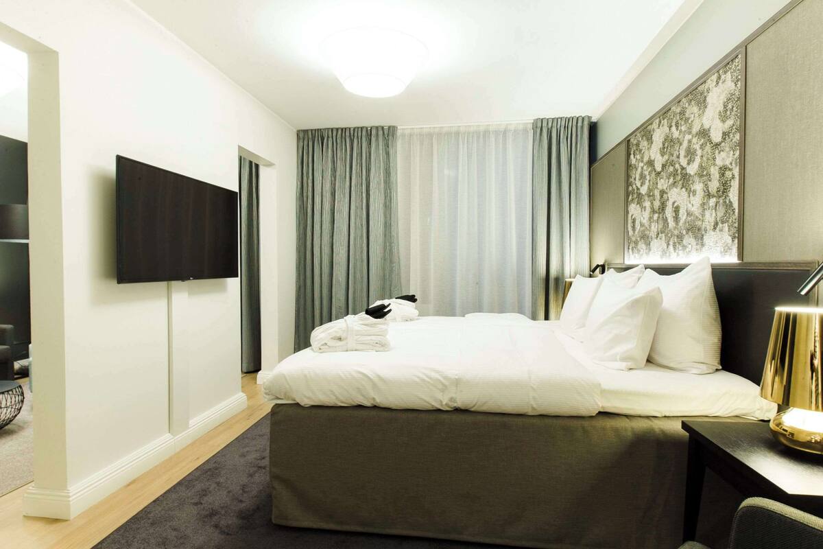 Junior Suite, Non Smoking | 低刺激性寝具、ベビーベッド、WiFi (無料)、ベッドシーツ