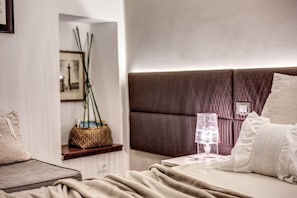 Ropa de cama de alta calidad, muebles diferentes y escritorio