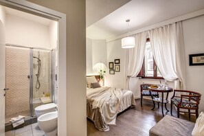Deluxe-Doppel- oder -Zweibettzimmer | Hochwertige Bettwaren, individuell eingerichtet, Schreibtisch