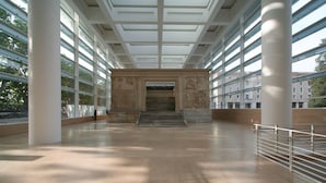A spacious atrium with high ceilings, large windows, and a central staircase leading to an upper level. - Approdo Ripetta (Rome)