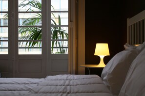 Double Room, Ensuite | Blackout drapes, soundproofing, free WiFi, bed sheets - Porto Spot Hostel (Porto)