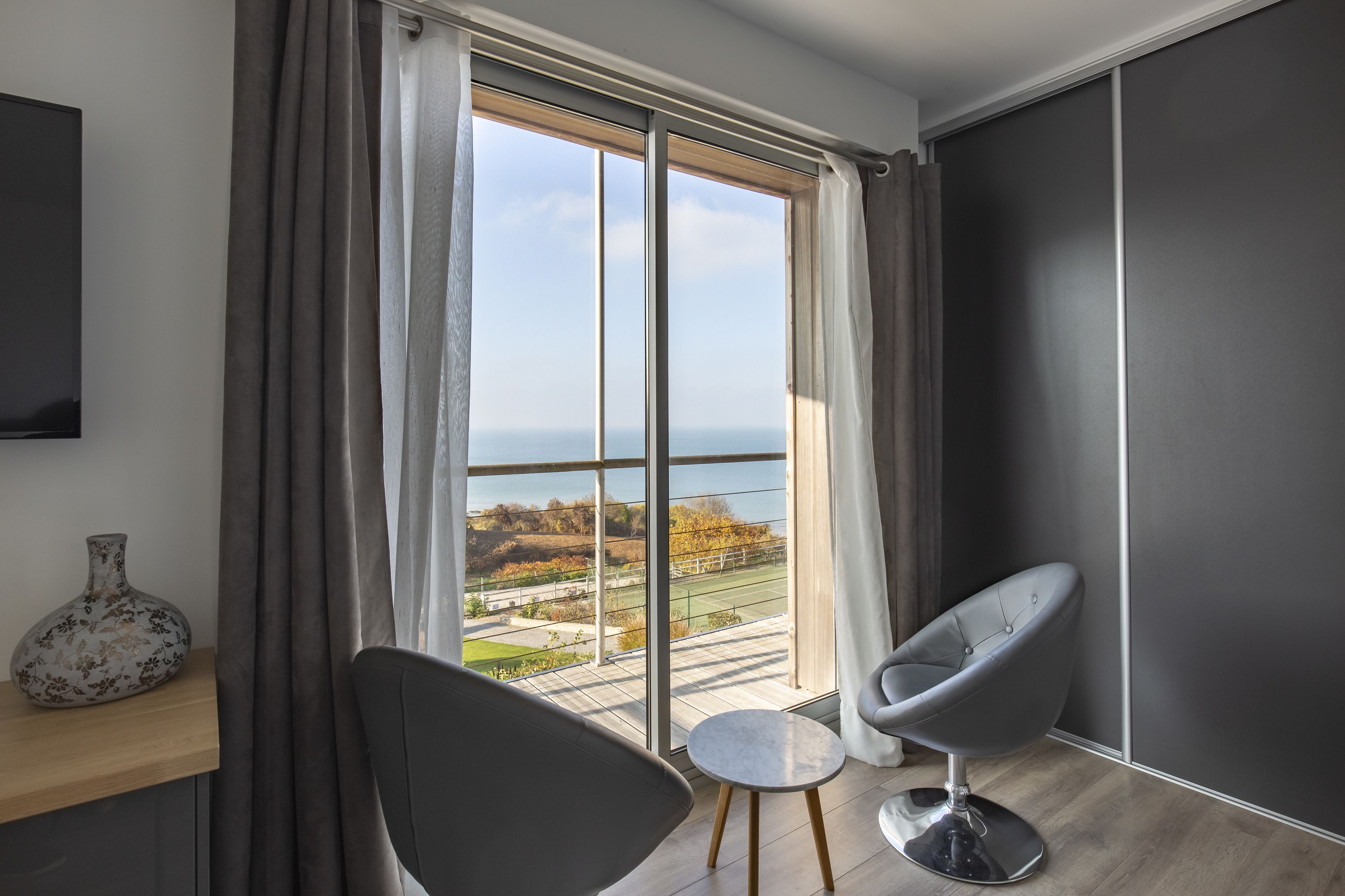 Habitación doble panorámica, balcón, vista al mar (Océane) | Área de sala de estar | Televisión de pantalla plana de 60 pulgadas con canales por cable 