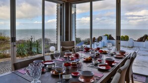 Mesa lista para comer con vista al mar.