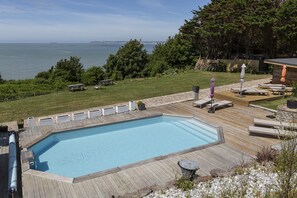 Außenpool (je nach Saison geöffnet), Sonnenschirme, Liegestühle