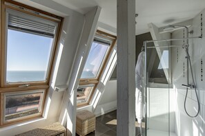 Suite Deluxe, 1 chambre, vue mer (Normandy) | Salle de bain | Articles de toilette gratuits, sèche-cheveux, peignoirs