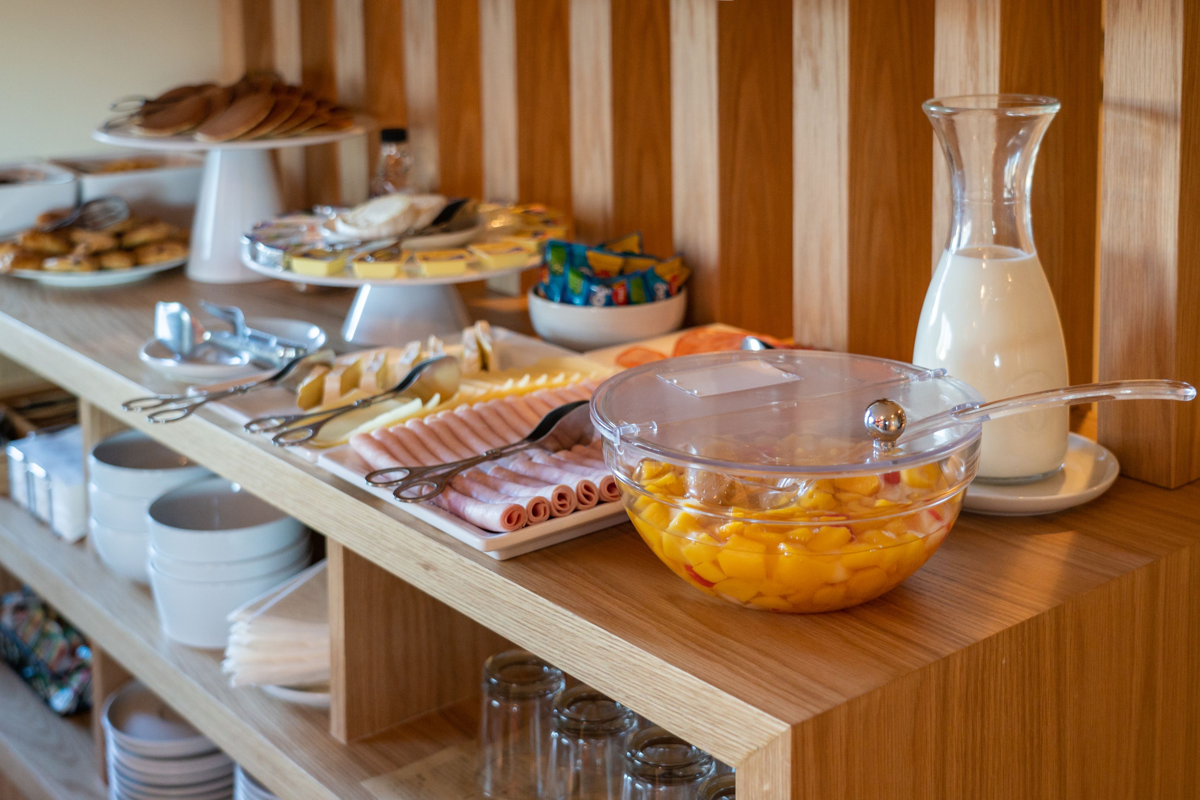 Ein reichhaltiges Buffet mit verschiedenen Speisen und Besteck.