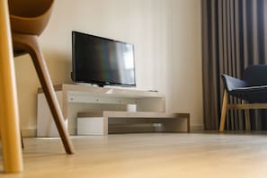 In-room safe, soundproofing, free WiFi, bed sheets
