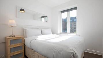 Apartamento, 2 quartos | Individualmente mobiliados, quartos à prova de som