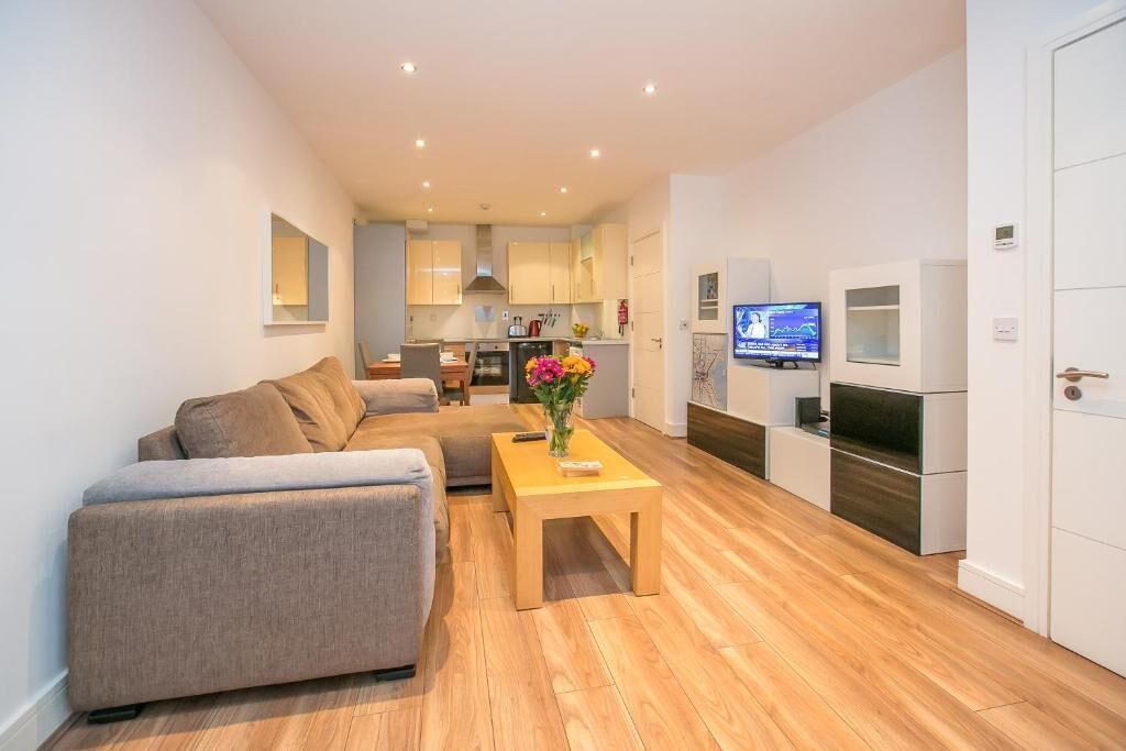 Apartamento luxo, 1 quarto | Área de estar | TV de tela plana 40 polegadas com canais a cabo, TV