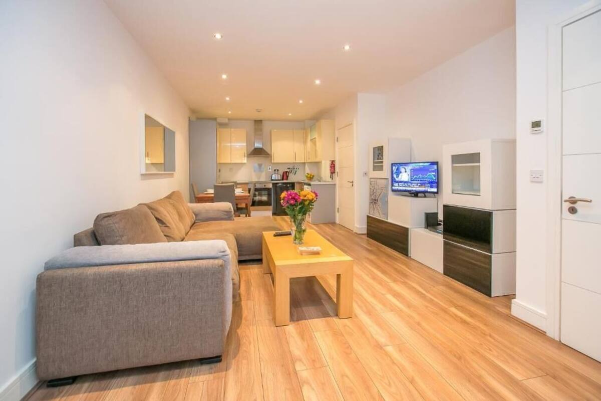 Deluxe-Apartment, 1 Schlafzimmer | Wohnbereich | 40-Zoll-Flachbildfernseher mit Kabelempfang, Fernseher