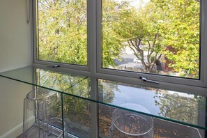 Apartamento Deluxe | Cocina privada | Frigorífico grande, microondas, horno y placa de cocina