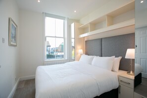 Apartamento superior, 1 habitación, cocina, vistas a la ciudad | Mobiliario individual y sistema de insonorización