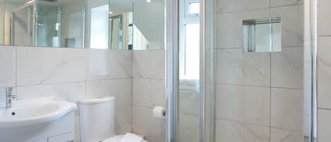 Superior Apartment, 1 Bedroom, Kitchen, City View | Bathroom | Bathtub, free toiletries, hair dryer, towels