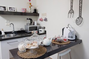 Suite Deluxe, vue sur le jardin | Cuisinette privée | Réfrigérateur, four à micro-ondes, cafetière-théière