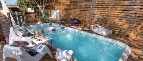 Caja de seguridad en la habitación y escritorio