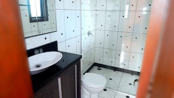 Standard Apartment, 1 Bedroom | Bathroom | Shower, towels