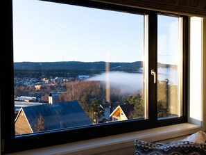 مكتب ومساحة عمل للكمبيوتر المحمول وستائر تعتيم وتجهيزات عازلة للصوت