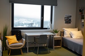 مكتب ومساحة عمل للكمبيوتر المحمول وستائر تعتيم وتجهيزات عازلة للصوت