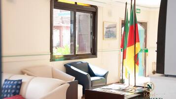 Área de estar no saguão