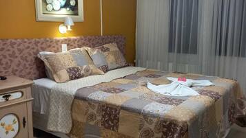 Quarto casal luxo | Frigobar, escrivaninha, espaço de trabalho para notebook