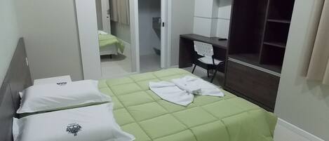 Dobbeltrom – superior | Skrivebord, blendingsgardiner og strykejern/-brett