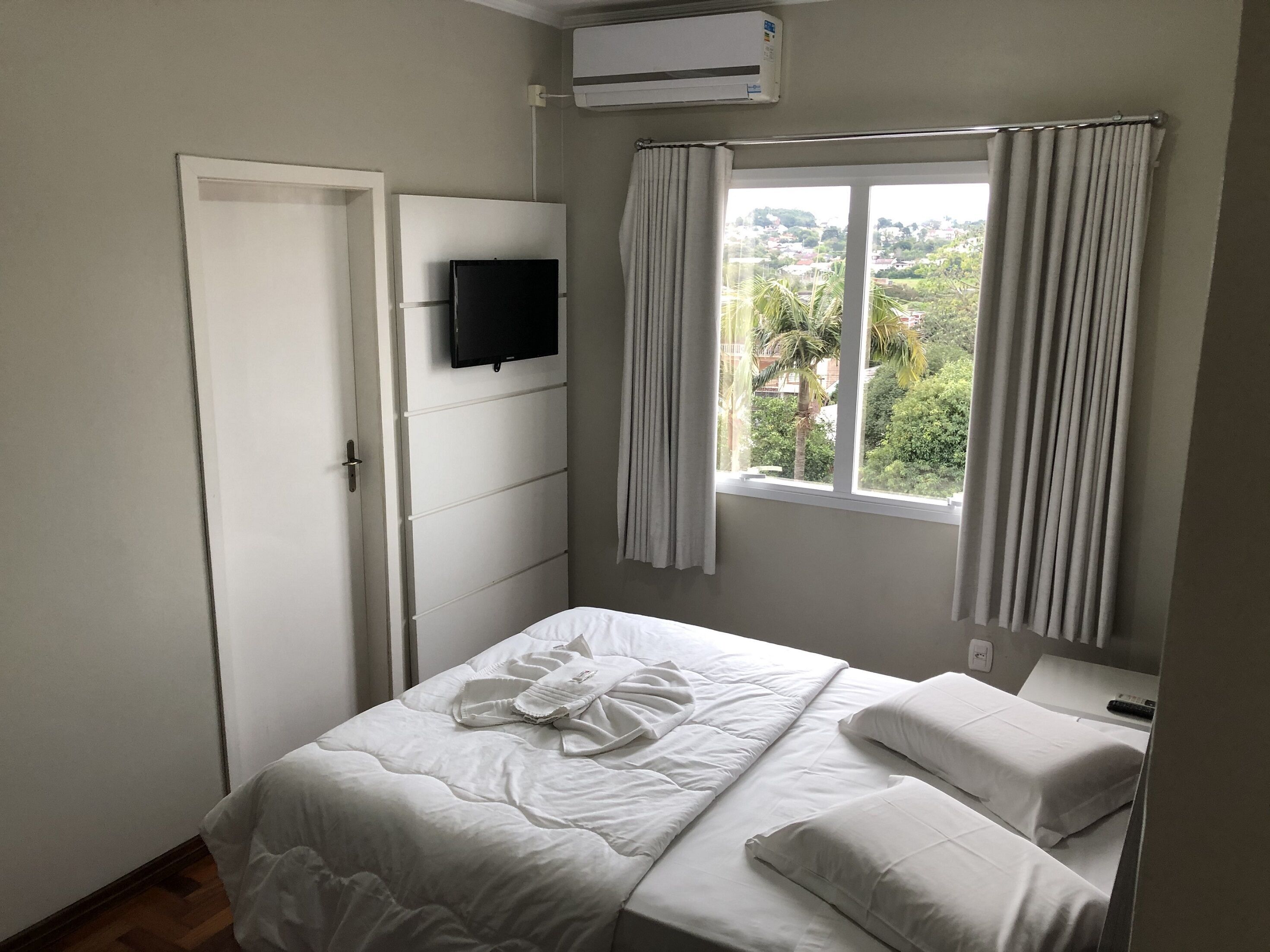 Quarto casal executivo, 1 cama de casal | Escrivaninha, cortinas blackout, ferros/tábuas de passar roupa