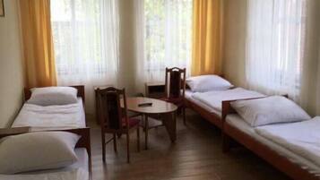 Classic-Vierbettzimmer | Schreibtisch, Bügeleisen/Bügelbrett, kostenloses WLAN