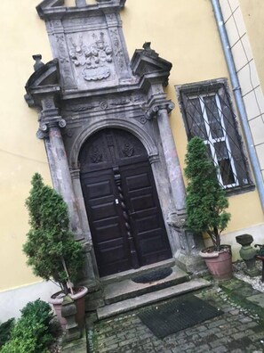 Property entrance - Palac Lasow (Piensk)