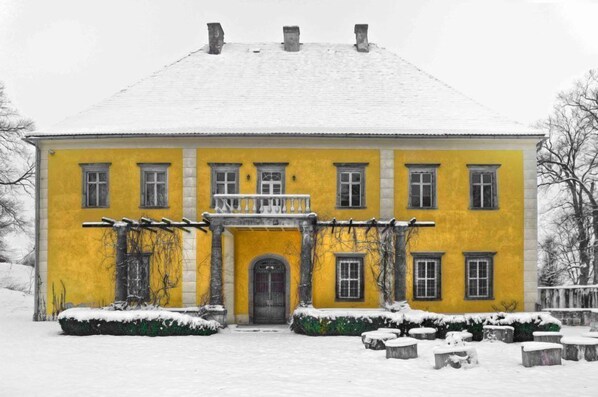Front of property - Palac Lasow (Piensk)