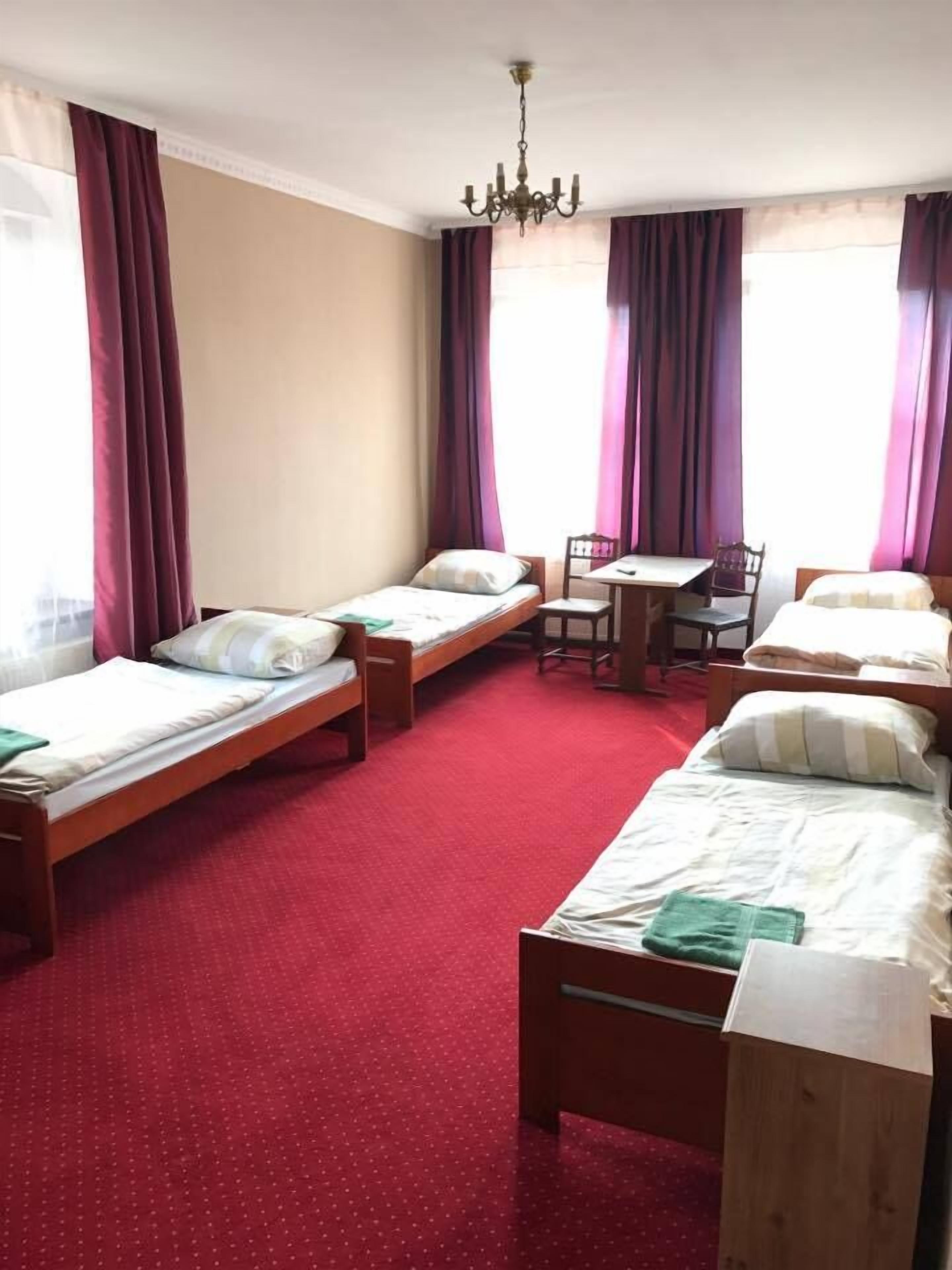 Classic-Vierbettzimmer | Schreibtisch, Bügeleisen/Bügelbrett, kostenloses WLAN