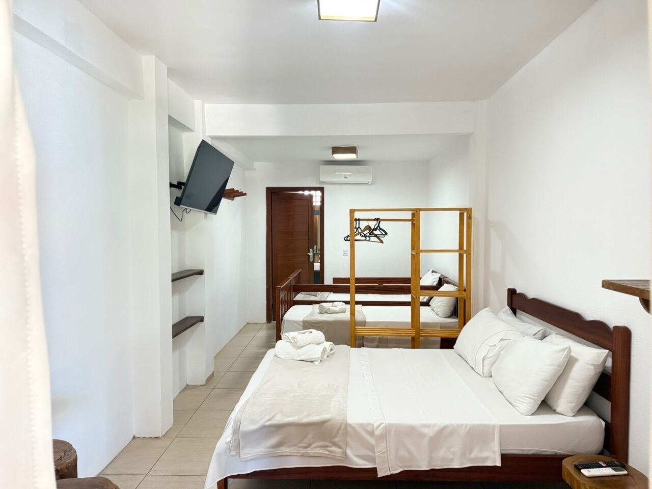 Habitación cuádruple tradicional, vistas al jardín | Ropa de cama de alta calidad, minibar, decoración individual