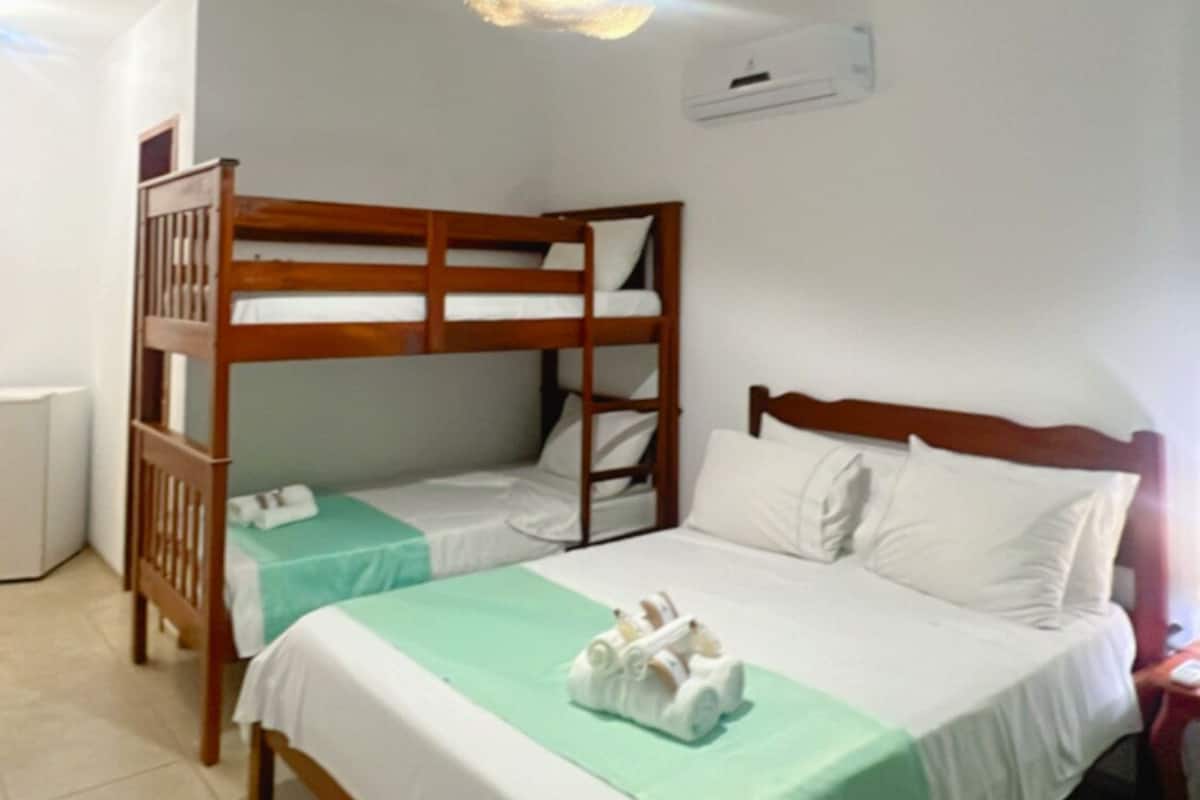 Deluxe driepersoonskamer, 1 slaapkamer, uitzicht op tuin, op benedenverdieping | Luxe beddengoed, een minibar, individueel gedecoreerd
