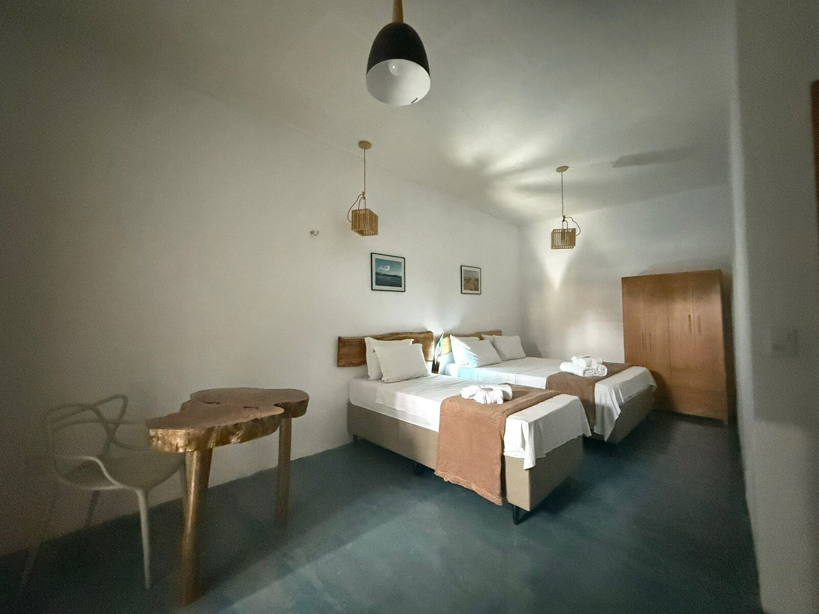 Habitación triple Deluxe, 1 habitación, vistas al jardín, planta baja | Ropa de cama de alta calidad, minibar, decoración individual