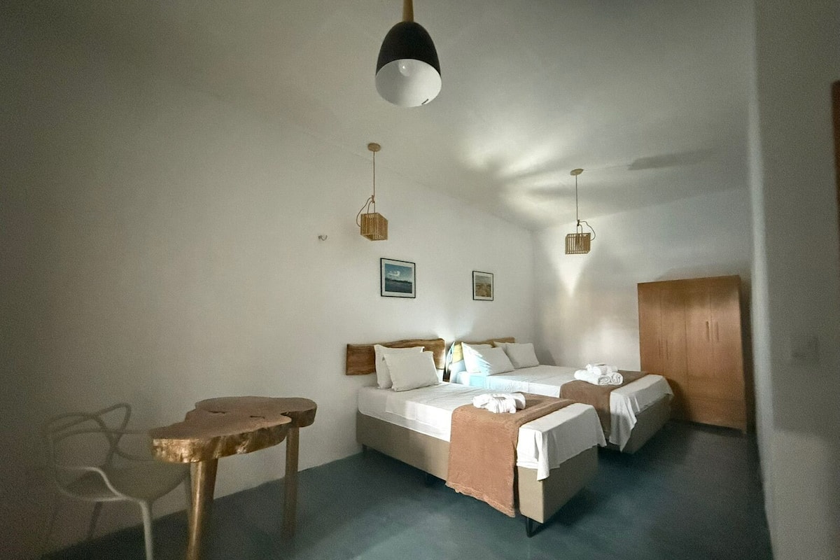 Habitación triple Deluxe, 1 habitación, vistas al jardín, planta baja | Ropa de cama de alta calidad, minibar, decoración individual