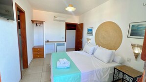 A hotel room with a bed, a desk, a wardrobe, and a bathroom. - Hotel Pousada 360° (Paracuru)