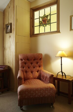 Superior Cottage, 1 Bedroom, Fireplace, Garden Area | Living area | Flat-screen TV - Hang Your Hat - The Cottage (Winchester)