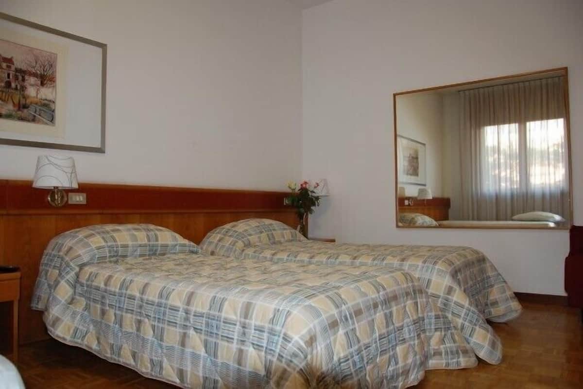 Camera Standard con letto matrimoniale o 2 letti singoli | Minibar, una scrivania, culle/letti per bambini (gratuiti)