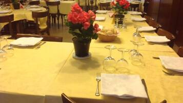 Se sirven comidas, cenas y cocina italiana